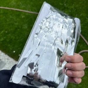 Girlang draperi  - Gör festens entré extra inbjudande med detta häftiga draperi! Med det här draperiet kan du enkelt få till en häftig fest eller kalas dekoration på nolltid. Ett riktigt läckert draperi som även kan bli en snygg väggdekoration. Cirka 1 m bred och 2m lång. Party girlang innehåller ett skimrande draperi med långa fransar.