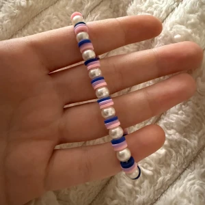 Sommar armband - Fina stretchiga armband till sommaren med platta färgade pärlor. Säljs tillsammans 