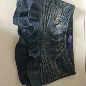 Jeanskjol med volang från Hollister - Supersöt jeanskjol med volang nertill. Klassisk blå denim med fickor fram och bak samt synliga sömmar. Perfekt för dig som gillar en trendig och lekfull stil. Jag har sytt den själv men den är bra sydd och kommer inte gå i sönder! Priset kan diskuteras vid snabb affär