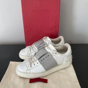 Valentino skor - Säljer ett par vita Valentino Garavani open skor! Skorna är i fint skick! Skorna är i storlek 37! Box medföljer vid köp! Skriv för fler bilder eller frågor!