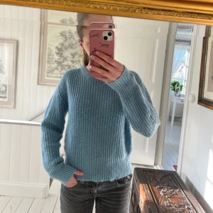 Stickad tröja - Superfin stickad tröja från jumperfabriken💕Den är väldigt fint stickad i en blå färg. Tröjan har aldrig blivit använd och är därmed i väldigt bra skick. Nypris 1 399kr. Skriv gärna vid frågor eller funderingar☺️