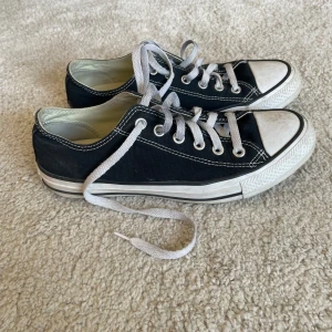 Svarta converse  - Jätte snygga converse sneakers 🤍Knappt använda dock har de blivit lite smutsiga på tårarna men går att göra rent (kan evt fixa innan de skickas)  🤍