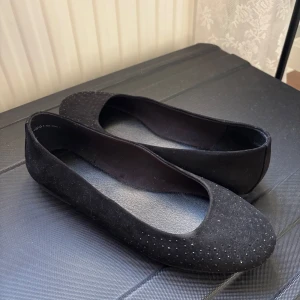 Svarta ballerinaskor - Säljer då dessa aldrig kommit till användning.