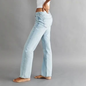 low straghit jeans ljusblå  - säljer dessa jeans från gina!! pris kan diskuterassss nypris 500