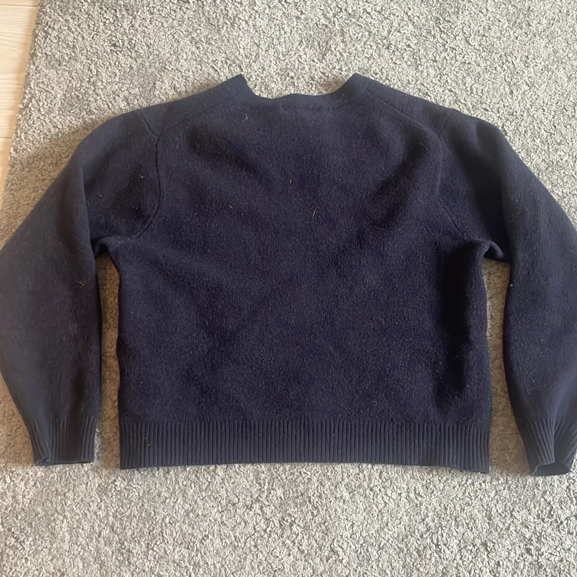 Mörkblå stickad tröja från Uniqlo - 1