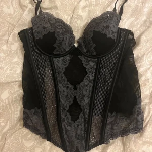 Gråsvart korsett - Korsettopp i nyskick🥰