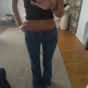 Blå bootcut jeans med låg midja - Säljer ett par blå jeans med bootcut och låg midja från Nelly. De är aldrig anvälda och helt nya, säljer då jag beställde i fel storlek och hann ta bort prislappen…köpta för 500kr💗