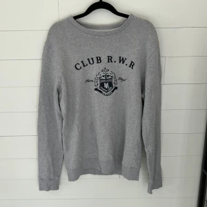 Grå sweatshirt från Henri Lloyd med tryck - Säljer en grå sweatshirt från Henri Lloyd riktigt nice nu på sommaren på kvällarna. |Tveka inte på att skriva om ni vill ha mer bilder😊|