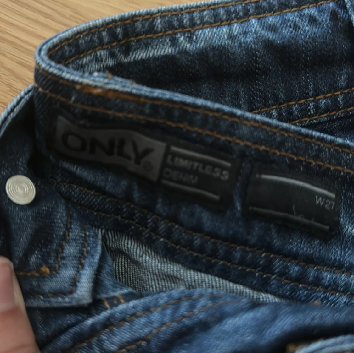 Jeanskjol med slitningar från ONLY - 2