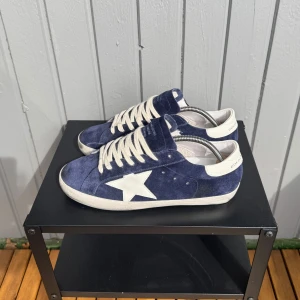 Mörkblå Golden goose  - Säljer nu dessa populära golden goosen i den mest eftertraktade färgen som är perfekta inför sommaren |  skick - 9/10 | storlek - 42 | Inget og medföljs | skriv vid frågor och funderingar !!