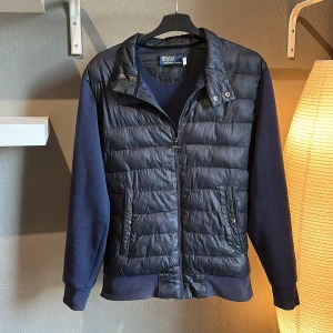 Polo Ralph Laurent cardigan  - En riktigt snygg och stilren cardigan från polo Ralph Lauren. Den är ganska svår och få tag på och väldigt bra skick, den passar dig som är runt 180, här av dig vid funderingar🤩🤩