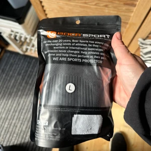 Active knäskydd kompression - knäskydd kompression är ett elastiskt knäskydd som är tillverkat av ett andningsbart material som ger stöd både vid träning och i vardagen.  ✔️ 1 st knäskydd i paketet ✔️ Elastiskt knästöd med kompression ✔️ Idealisk vid lindrigare knäproblem  Stabiliserande knäskydd med kompression  Knäskyddet ger kompression och stöd för knäleden och är speciellt framtagen för dig som upplever en lättare instabilitet i knät. Du kan även använda knäskyddet i förebyggande syfte vid fysisk aktivitet för att minska r