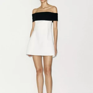Zara fest klänning - Säljer denna fina off shoulder klänningen från Zara. Köpt för 400. Endast anvönd en gång.