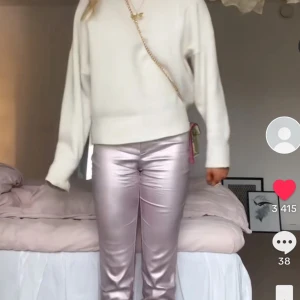 Ljuslila glittriga byxor med rak passform - Säljer ett par ljuslila glittriga byxor som är Low straight.  Perfekta för dig som vill ha något unikt och trendigt i garderoben.💞💞