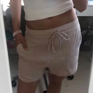 Linneshorts - Säljer ett par beigea linneshorts från H&M i strl. XS. Du kan vika upp shortsen så de blir mer som lågmidjade då de egentligen är högmidjade🙌 (bild 3, 4)