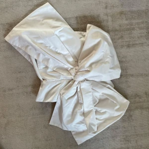 Rosettopp - Såå fin festtopp i one shoulder och med rosett på framsidan. Har två väldigt små märken/fläckar, men verkligen inget man tänker på. Köp! ❤️