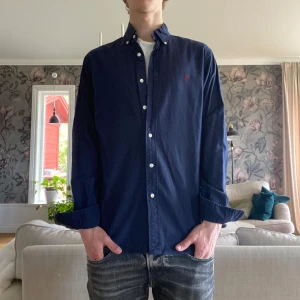 Mörkblå Ralph Lauren skjorta  - Mörkblå Ralph Lauren skjorta i mycket bra skick😍| Storlek: M | Jag är 182cm och väger 65kg📏| Skriv vid frågor och skicka gärna prisförslag💸| Frakt inom 48h📦
