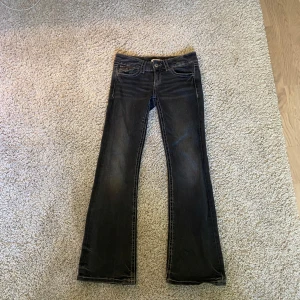Botcut jeans med låg midja - Ljus gråa lowwaist botcut jeans, pris kan diskuteras❤️❤️