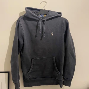 Ralph Lauren hoodie - Tja säljer denna skit snygga gråa Ralph Lauren hoodie i 9/10 skick, utan några fläckar eller liknande i storleken Xs, och passar någon mellan 163-167, för fler frågor kom privat. Tveka inte vid köp👍👍