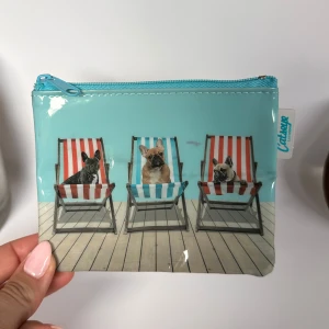 Neccisär/ plånbok - Gullig neccisär/ plånbok. Den har några slit tecken utanpå, se bilder. Väldigt söt! Perfekt för ex kort. Kan tänka mig att sänka priset🤍