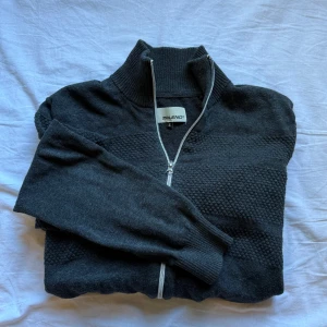 Full zip - Säljer denna stickade full zip tröja. Storleken är S men passar också XS. Modell är 181cm lång. Pris kan diskuters vid snabbt köp!