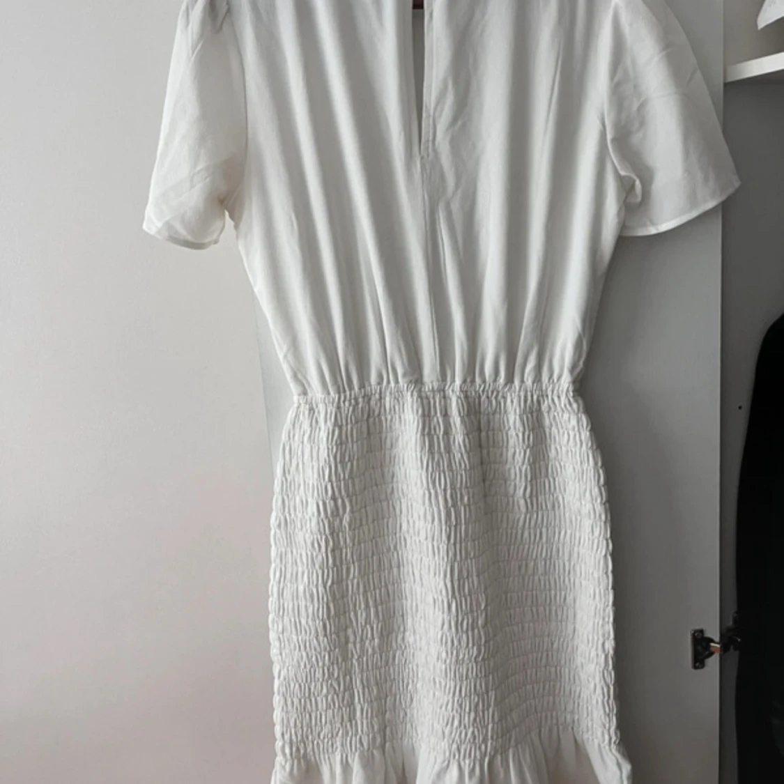 Vit kortklänning med v-ringning - 1