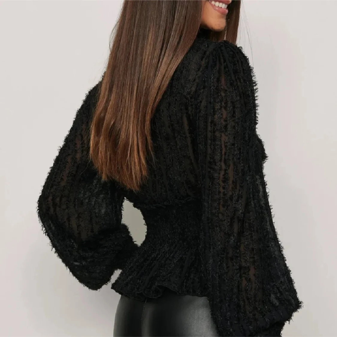 Svart blus med volangdetaljer - 2