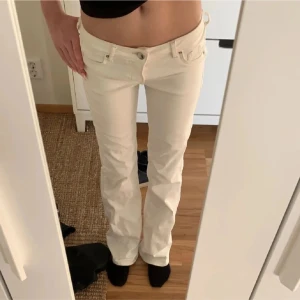 Vita lågmidjade bootcut jeans - Säljer dessa snygga vita bootcut jeans med låg midja, då dom är lite för stora för mig💞 inga fläckar eller så, dom ser helt nya ut. 