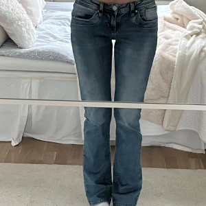 Blå bootcut jeans från LTB - Suåersnygga blå bootcut jeans från LTB, modell Valerie. Knappt använda så jättefint skick! Storlek 27/34❣️