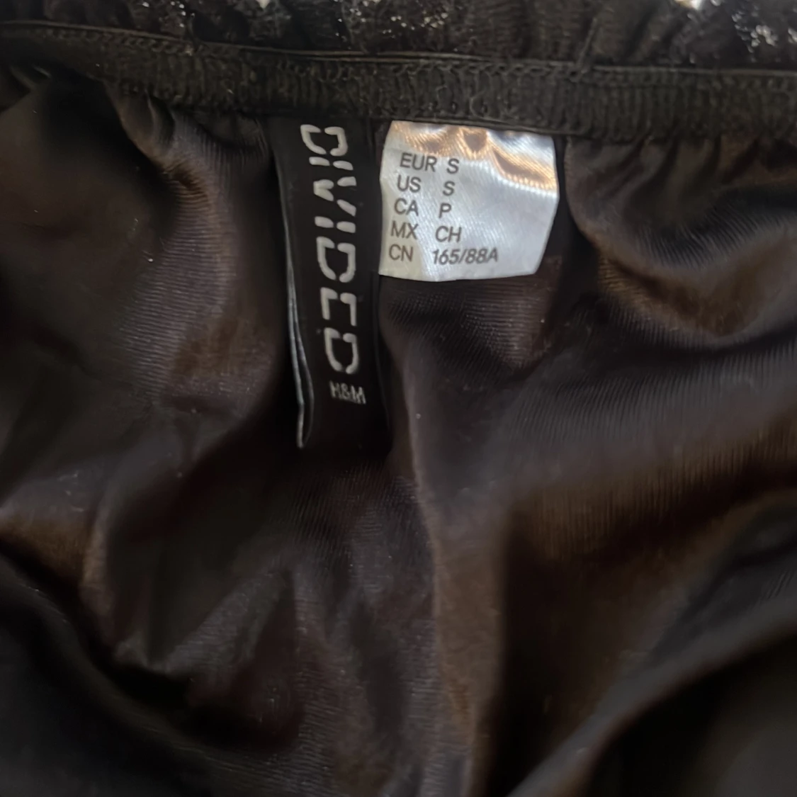 Svart kortklänning med spetsärmar från H&M - 2