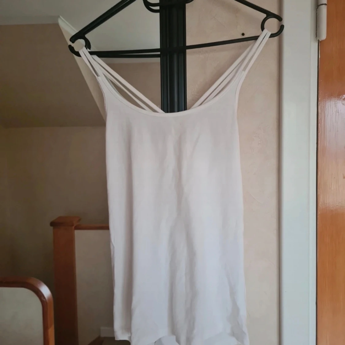 Vit linnetopp med korsade axelband från Etirel