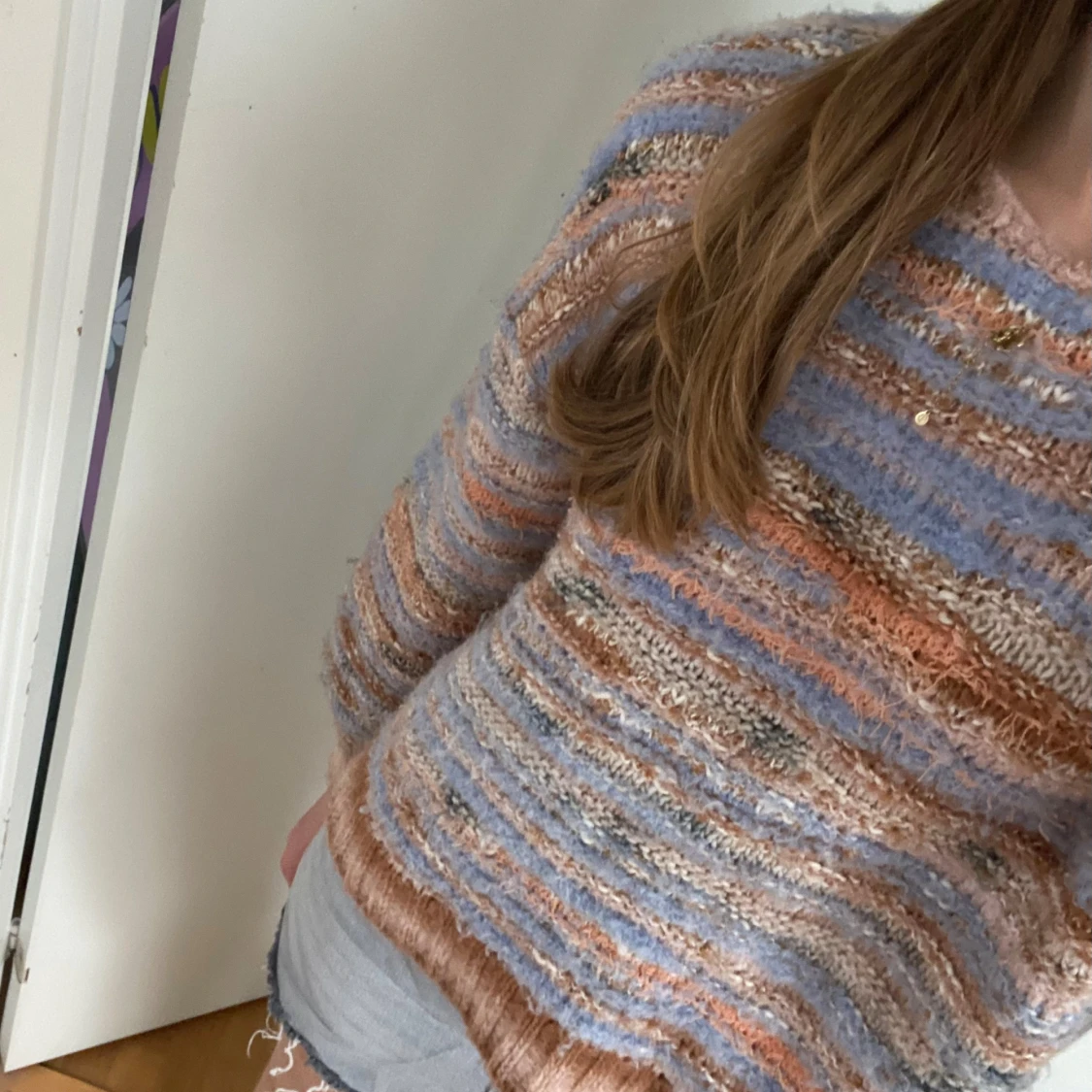 Randig stickad tröja i pastellfärger - 2