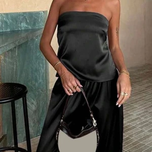 Svart satin ser byxa och topp  - Ett svart satin set med lös byxa och tillhörande topp, super snygg till utekvällen i sommar eller till student firande m.m aldrig användt endast testat, 