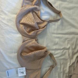 Chantelle bh - En helt ny oanvänd bh ifrån Chantelle. Minimizer effekt. Lappen finns kvar men tyvärr av. I storlek 75F. Nypris 890kr