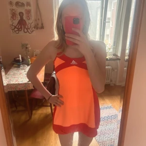 Superfin tennisklänning - Superfin tennisklänning som jag köpt från sellpy. Jag har aldrig använt den då den är lite för kort (jag är 173) och den känns oanvänd. Så smickrande färger när man får lite solbränna <3. Passar xs/s. 