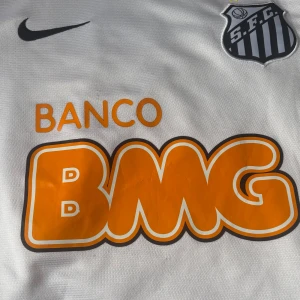 Nike Santos Jersey - Riktigt skön tröja. Kolla på bilden innan du köper.