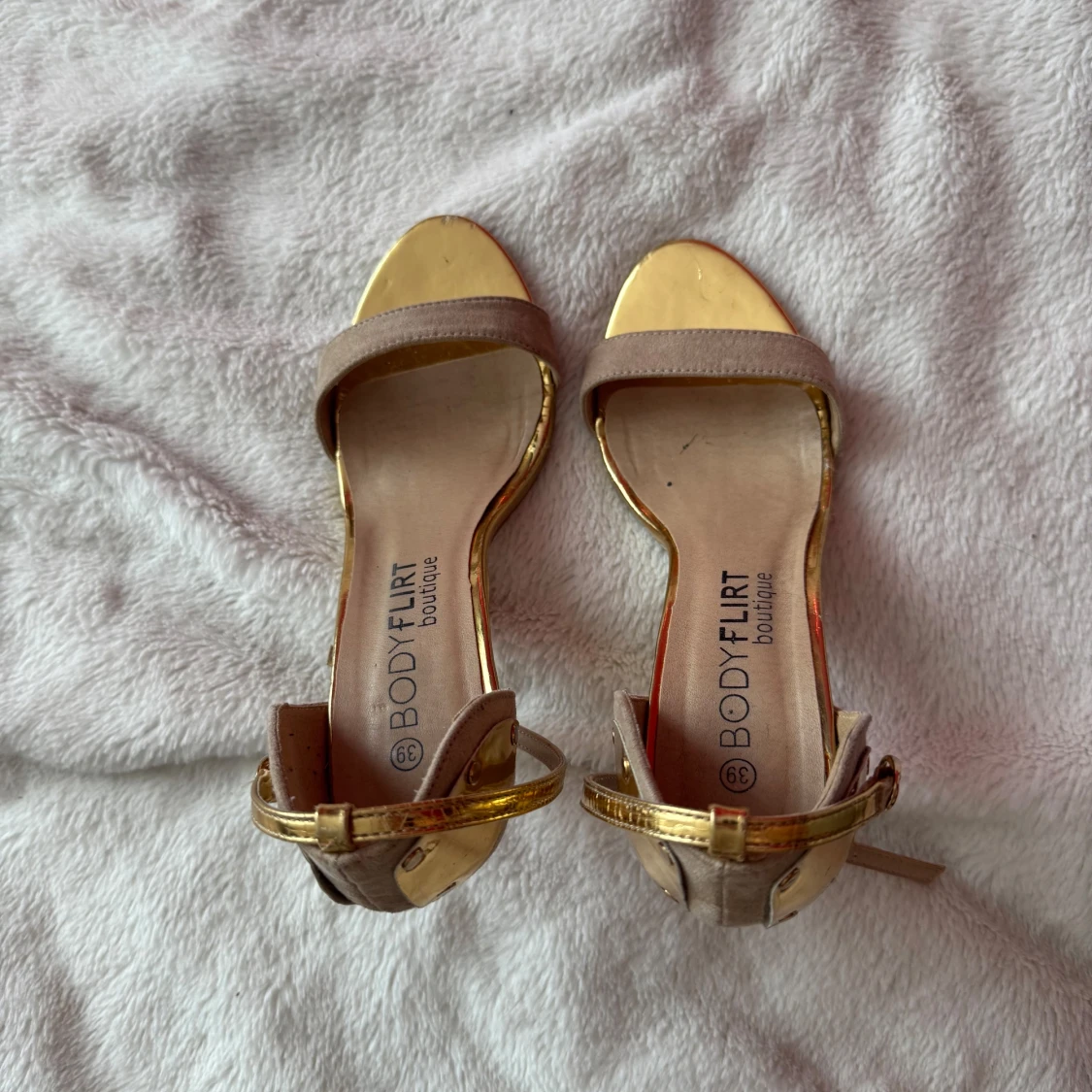 Beige och guldiga klackskor från Bodyflirt
