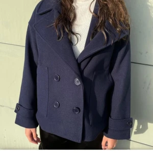 Marin blå kappa  - Säljer en marinblå kappa då jag inte använder den längre. Från design by si orginal pris: 757kr.              I storlek xs/s 💕kan diskutera pris med 