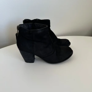Vagabond boots strl 37 - Snygga svarta ankelboots i läder från Vagabond, storlek 37. Klassisk modell med dragkedja baktill och en bekväma halvbreda klackar.   Hämtas i Stockholm eller skickas mot porto.