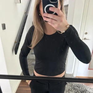Svart långärmad träningströja - Säljer en svart långärmad träningströja, använder tyvärr inte längre