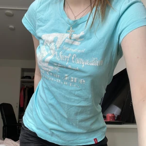 Y2k T-shirt - Äldre T-shirt från edc by esprit. Står storlek M men skulle säga att den sitter som en S, jag brukar ha xs💕. Katt finns i hemmet🐈