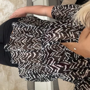 Söt blus - Supersöt zebra mönstrad topp, säljer då den tyvärr inte längre kommer till användning! 