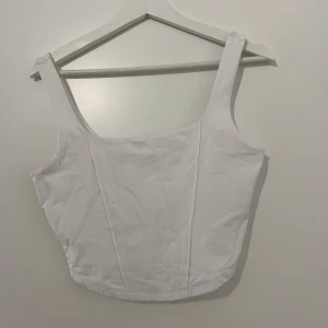 Vit croppad linnetopp - En enkel och stilren vit croppad linnetopp från GinaTricot. Aldrig använd, endast testad. Nypris 129kr.