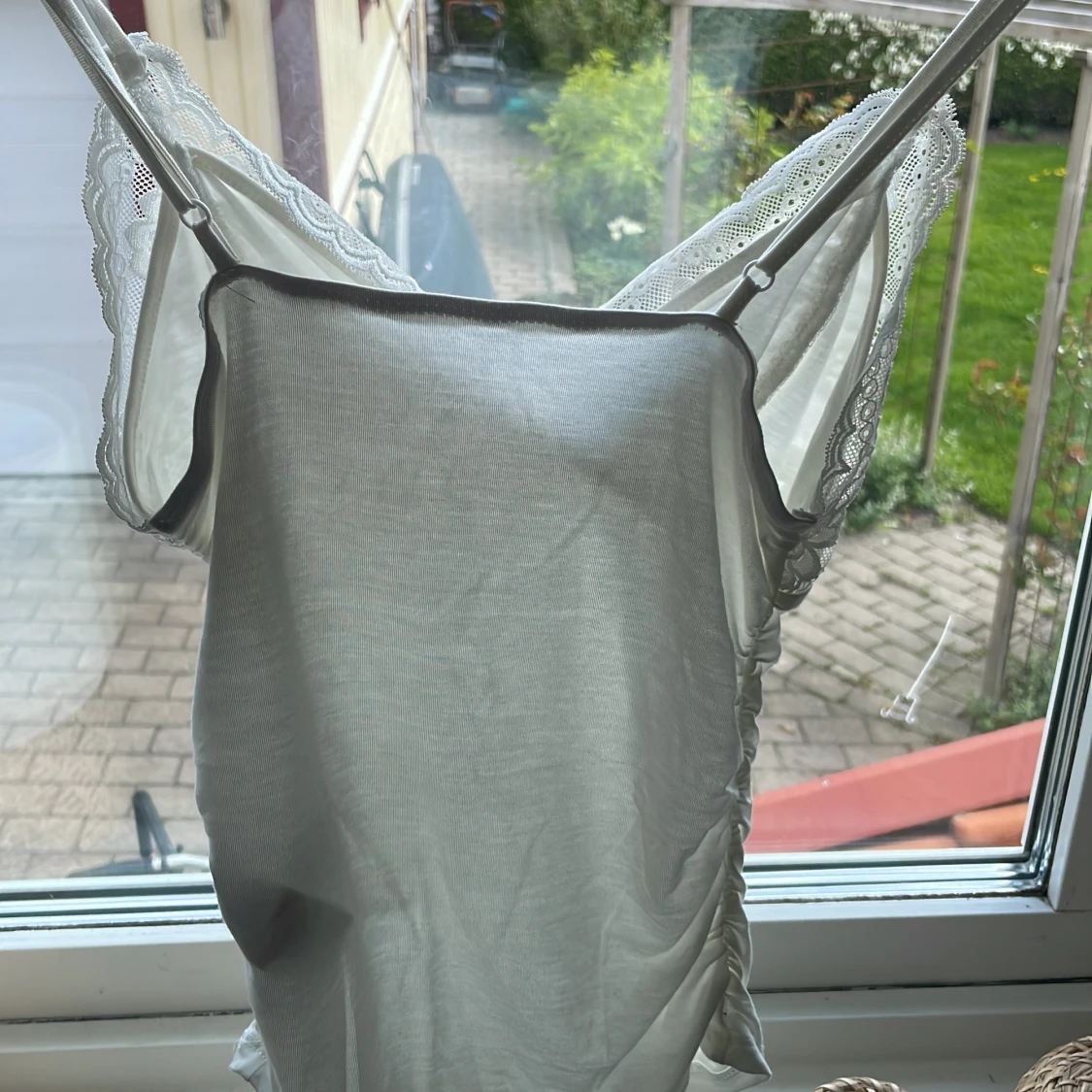 Vit spetslinnetopp med blommönster - 1