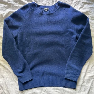 Mörkblå stickad tröja från Uniqlo - Säljer en stilren mörkblå tröja från Uniqlo. Tröjan är långärmad och har en klassisk rund halsringning. Storlek xl men har blivit tvättad så den sitter som M