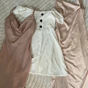 Klänningar - Tre klänningar, säljes för paketpris. Vit klänning i storlek S från boohoo. Satinklänning från Shein i storlek XS med slits längst ner. Satinklänning från Prettylittlething i storlek 36/S.  Alla har endast vart använda 1 gång.