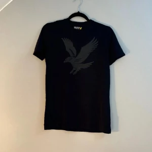 Lyle & Scott T-shirt - Säljer en svart t-shirt från Lyle & Scott.