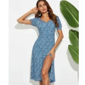 🍒Blå blommig klänning med slits🍒 - 🍒TRUE BLUE 🍒Blommig blå o vit midiklänning med puffärmar och slits. Hjärtformad urringning och dragkedja bak. Kommer i ett tunt 100% bomullstyg utan stretch. Endast använd 2 gånger, så skick som ny. Inga defekter.🍒