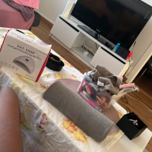 Nagelsaker - Genomskinlig plastlåda fylld med olika nagelsakerr perfekt till nybörjare 