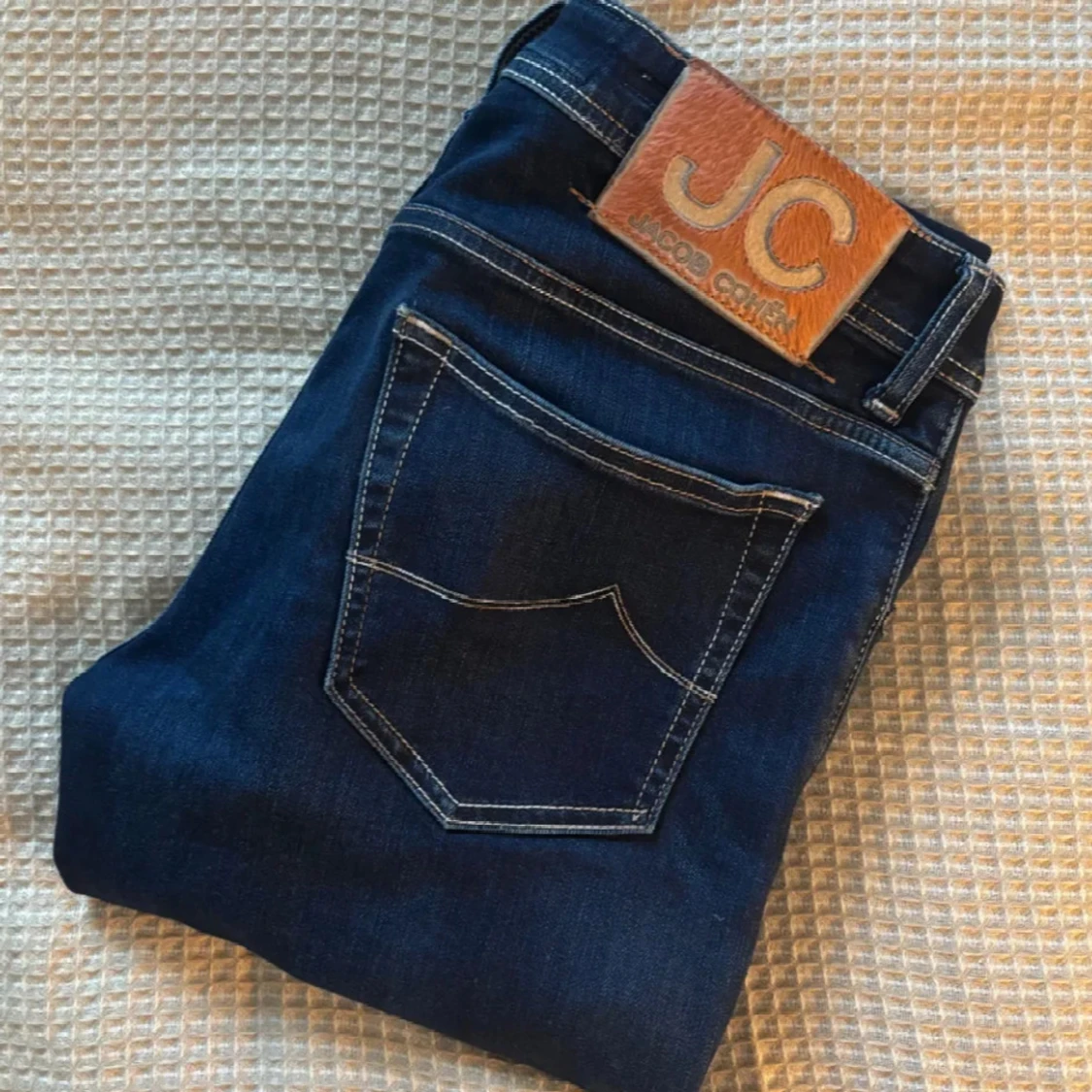 Mörkblå jeans från Jacob Cohën